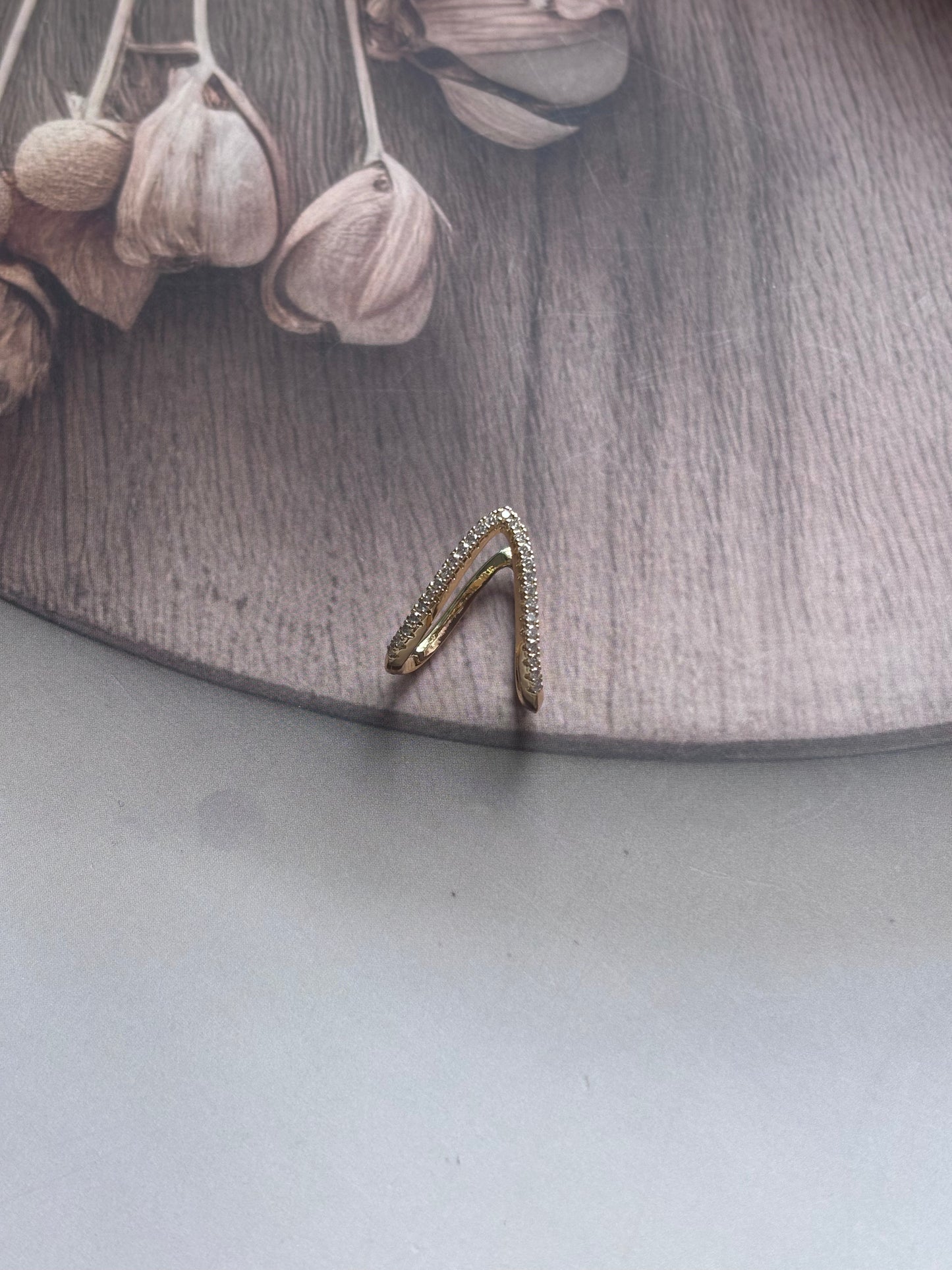 Vintage V ring- studded