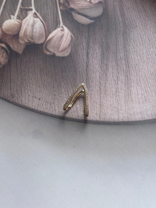 Vintage V ring- studded