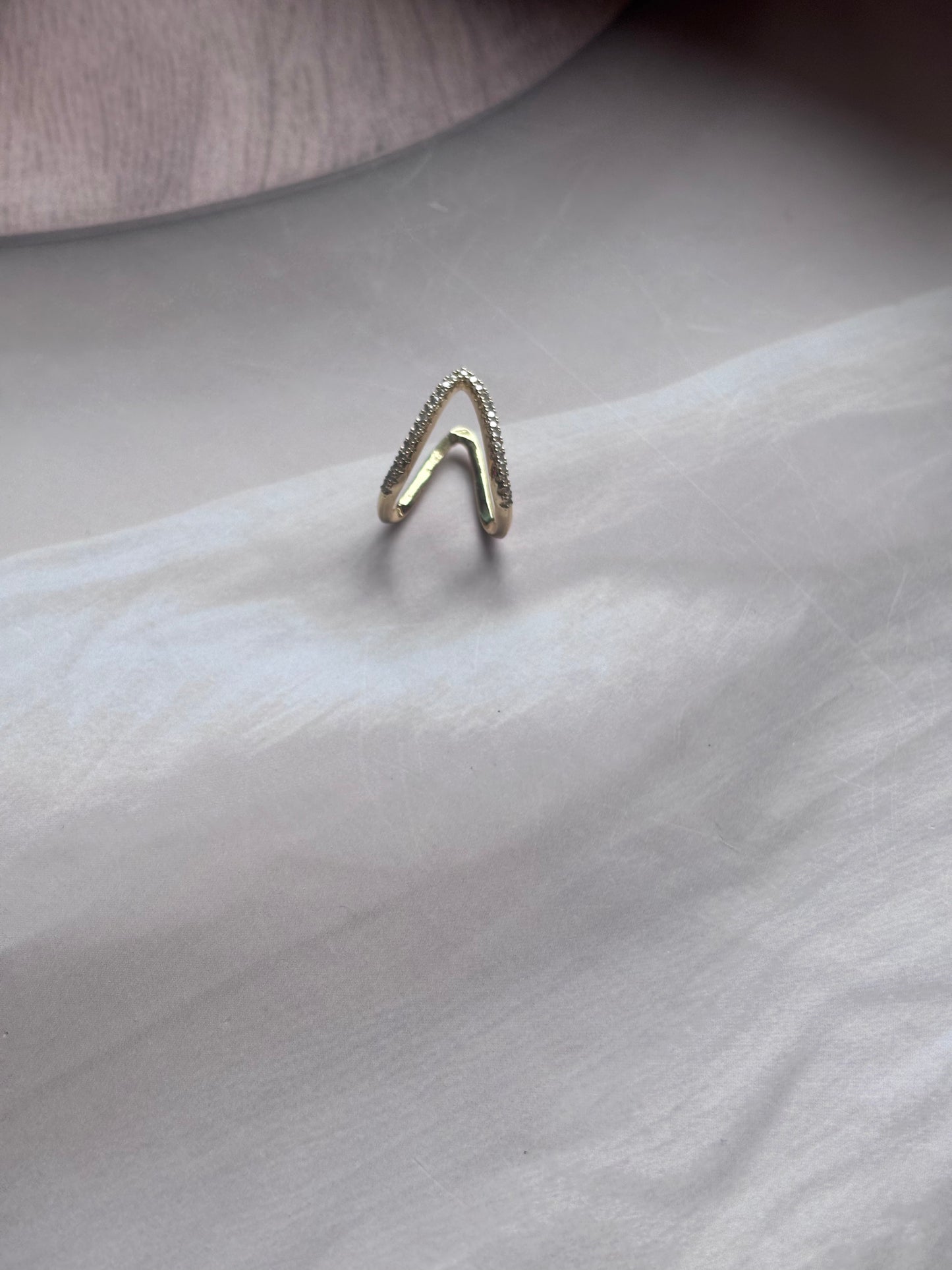 Vintage V ring- studded