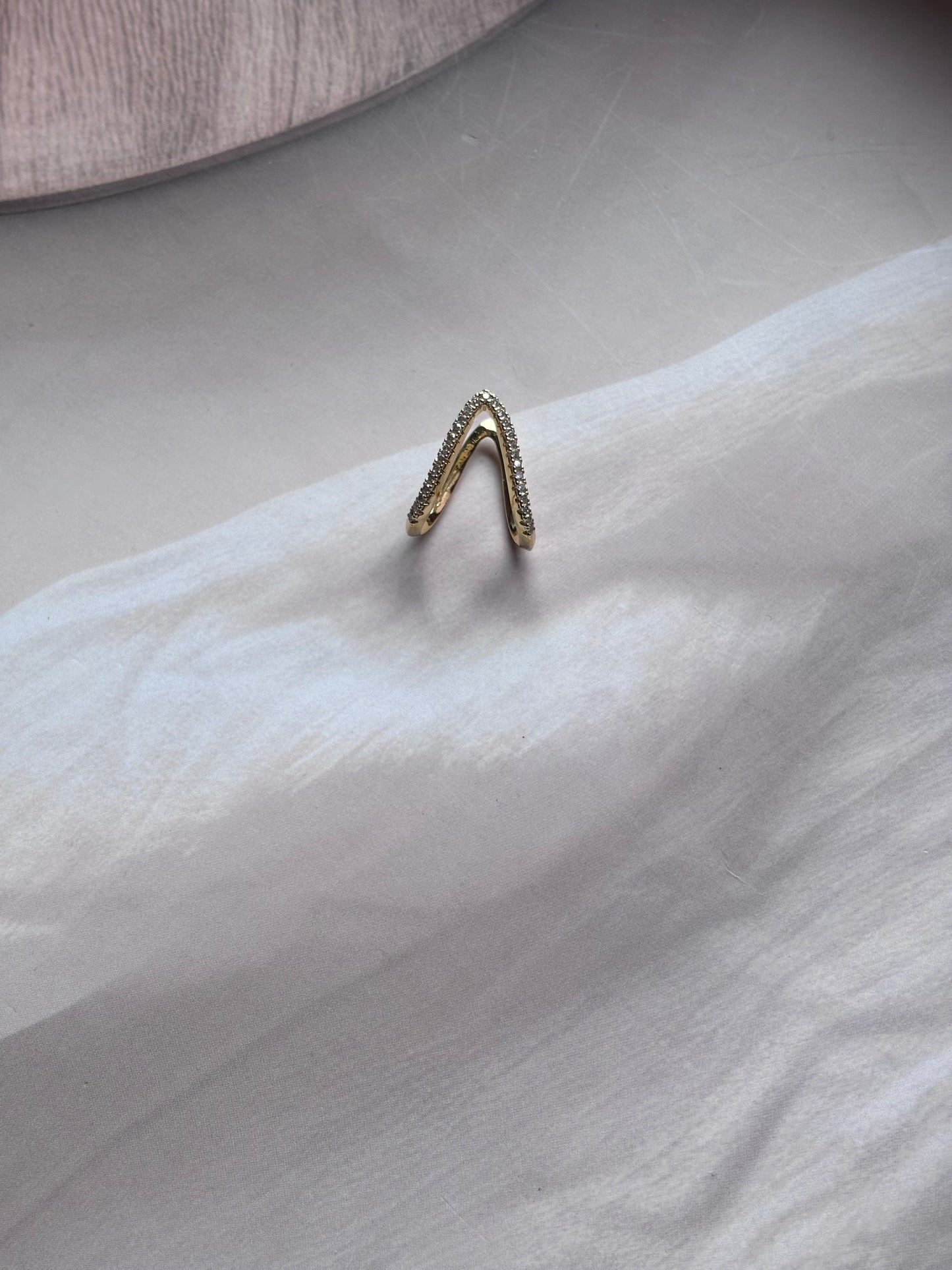 Vintage V ring- studded