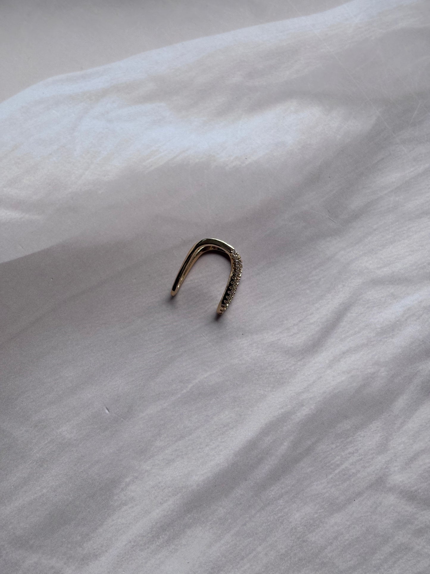 Vintage V ring- studded