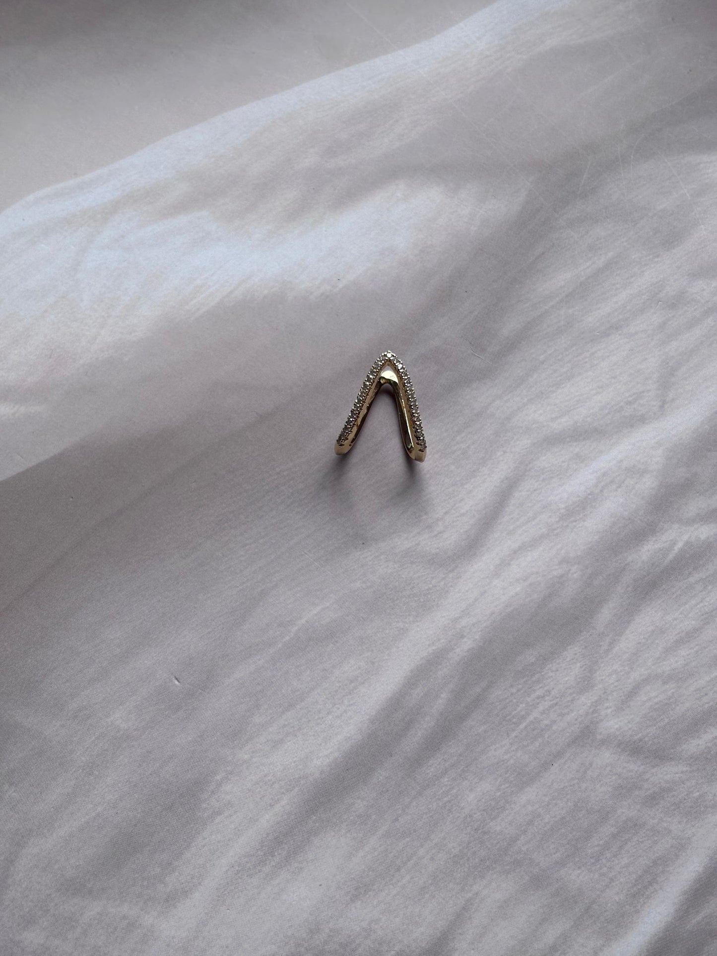 Vintage V ring- studded