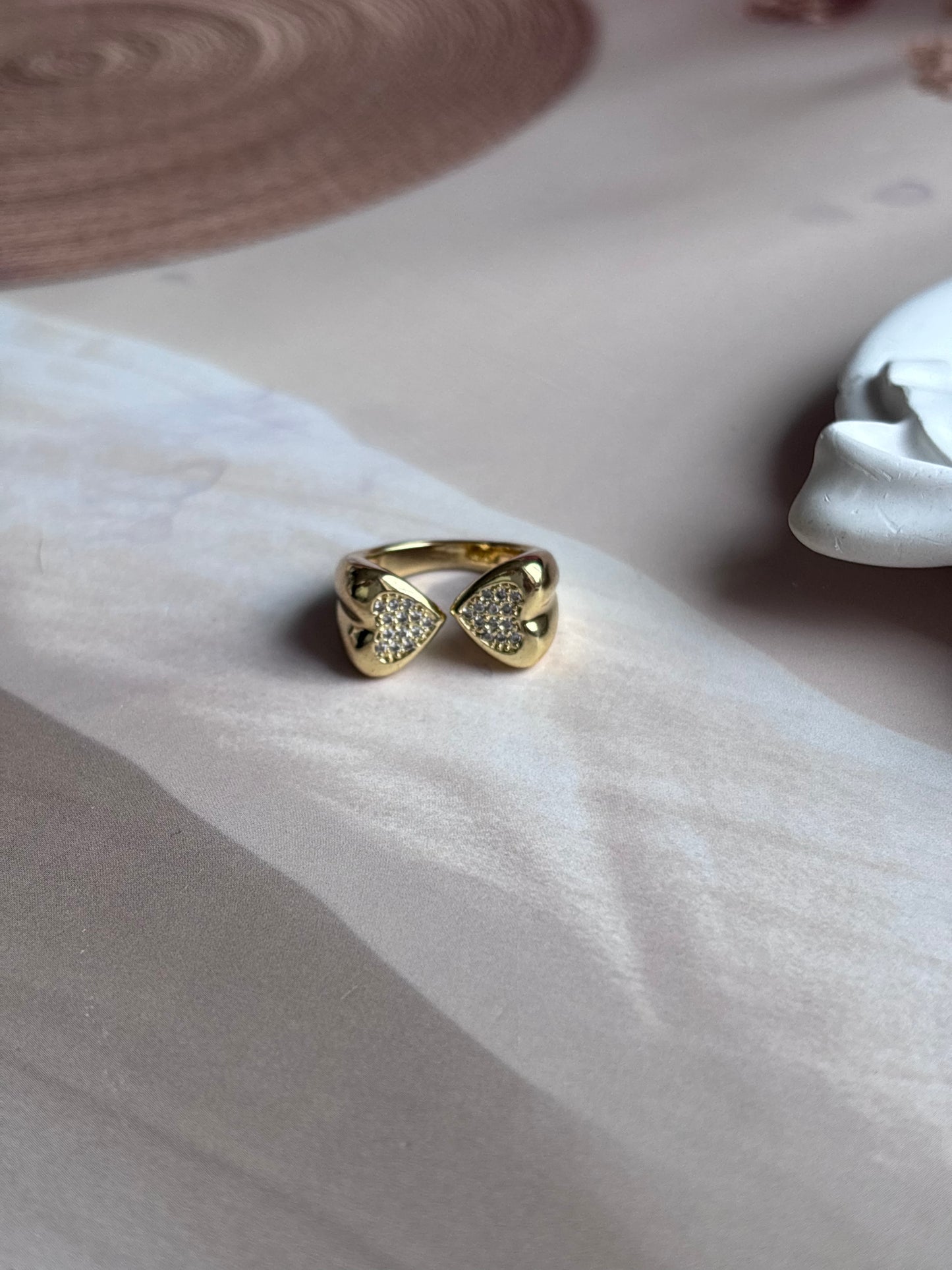 Bulky hug ring