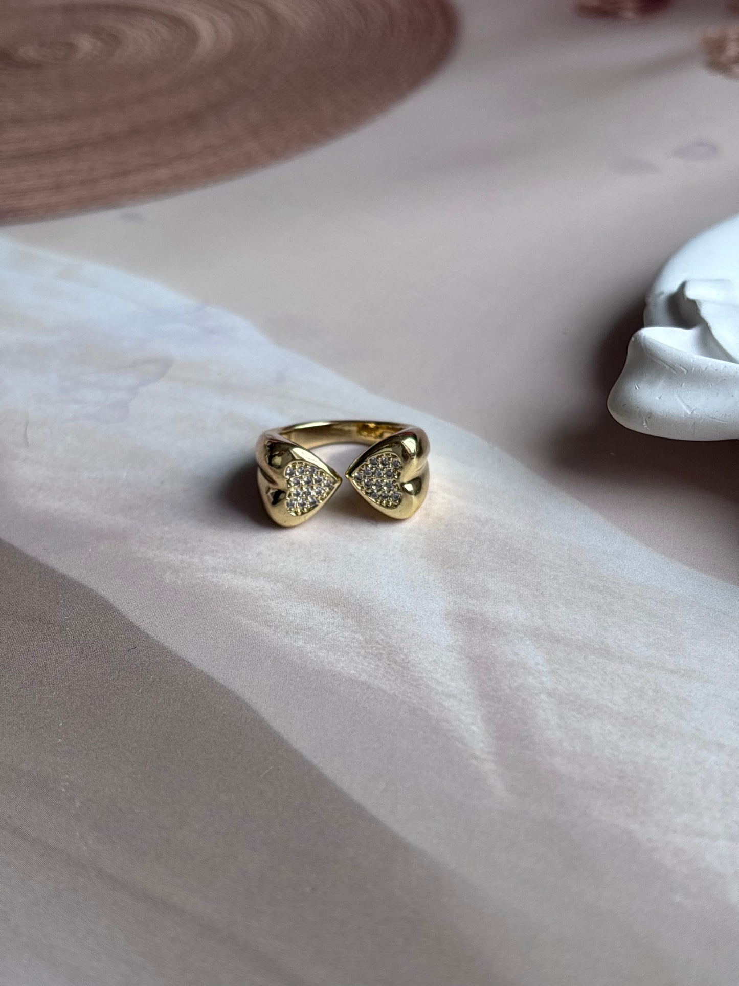 Bulky hug ring