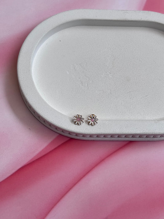 White daisy studs