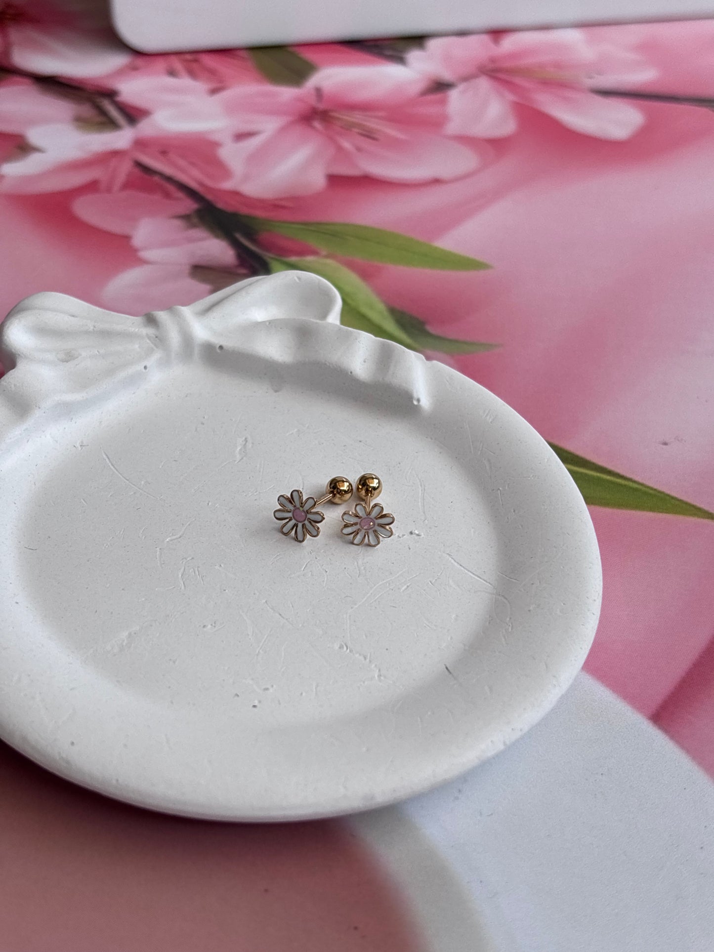 White daisy studs
