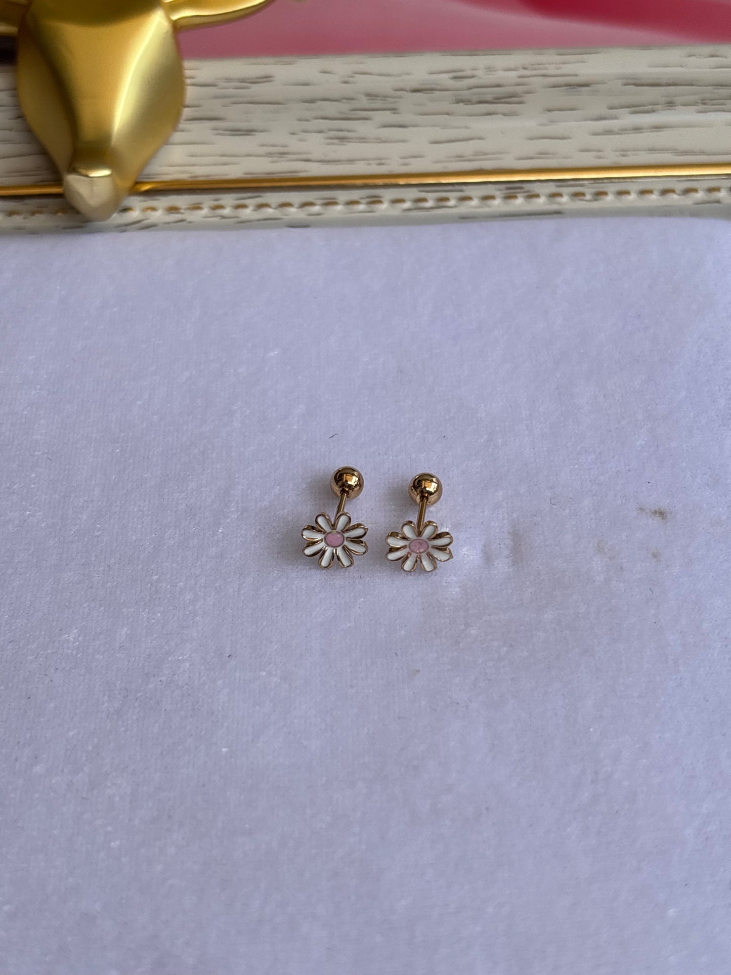 White daisy studs