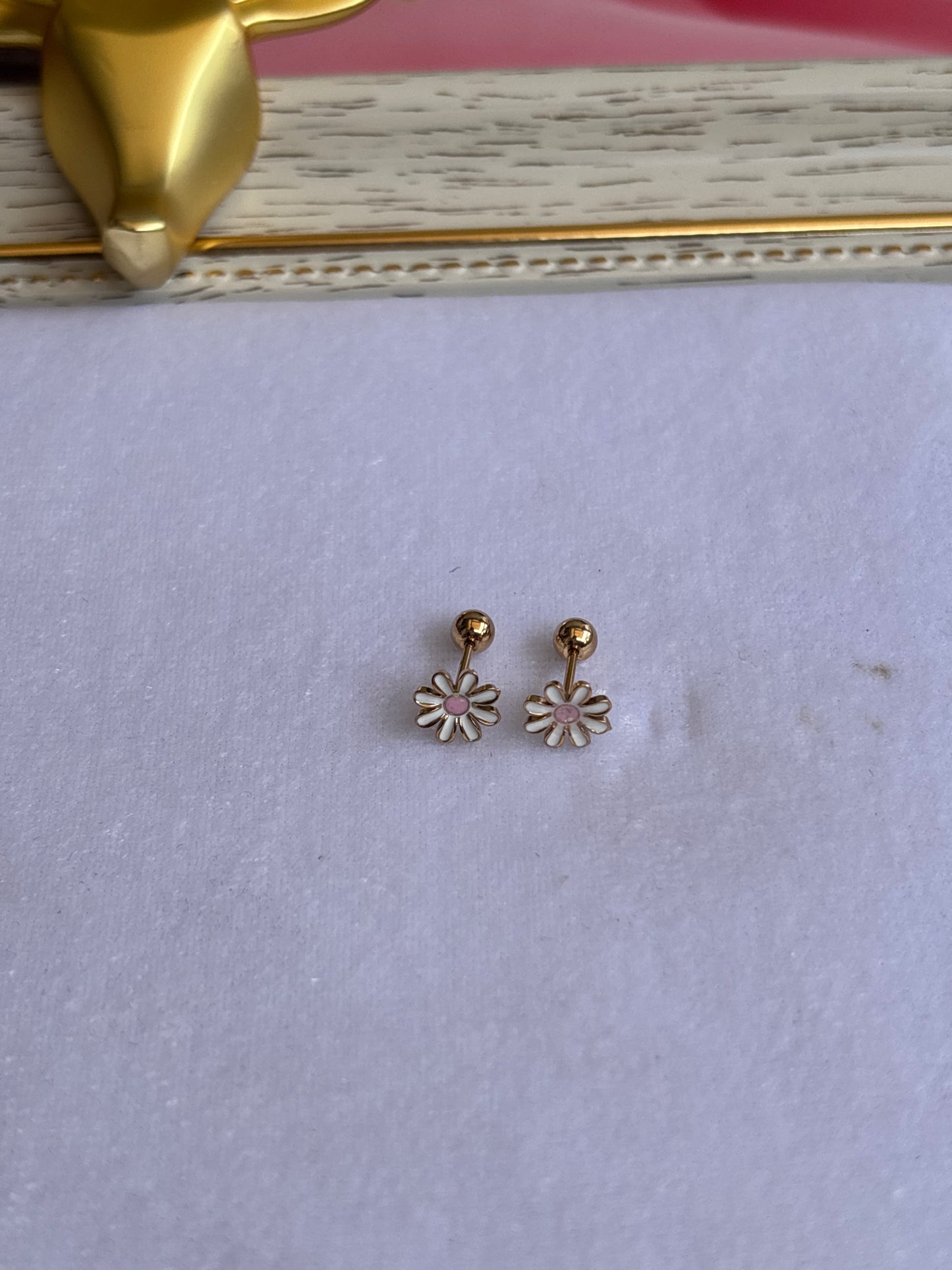White daisy studs