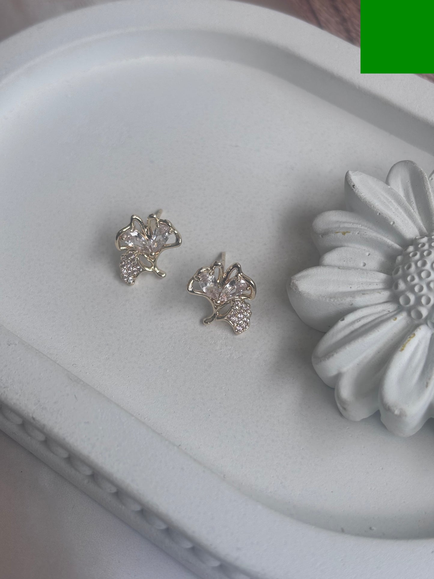 Mossy leaf studs