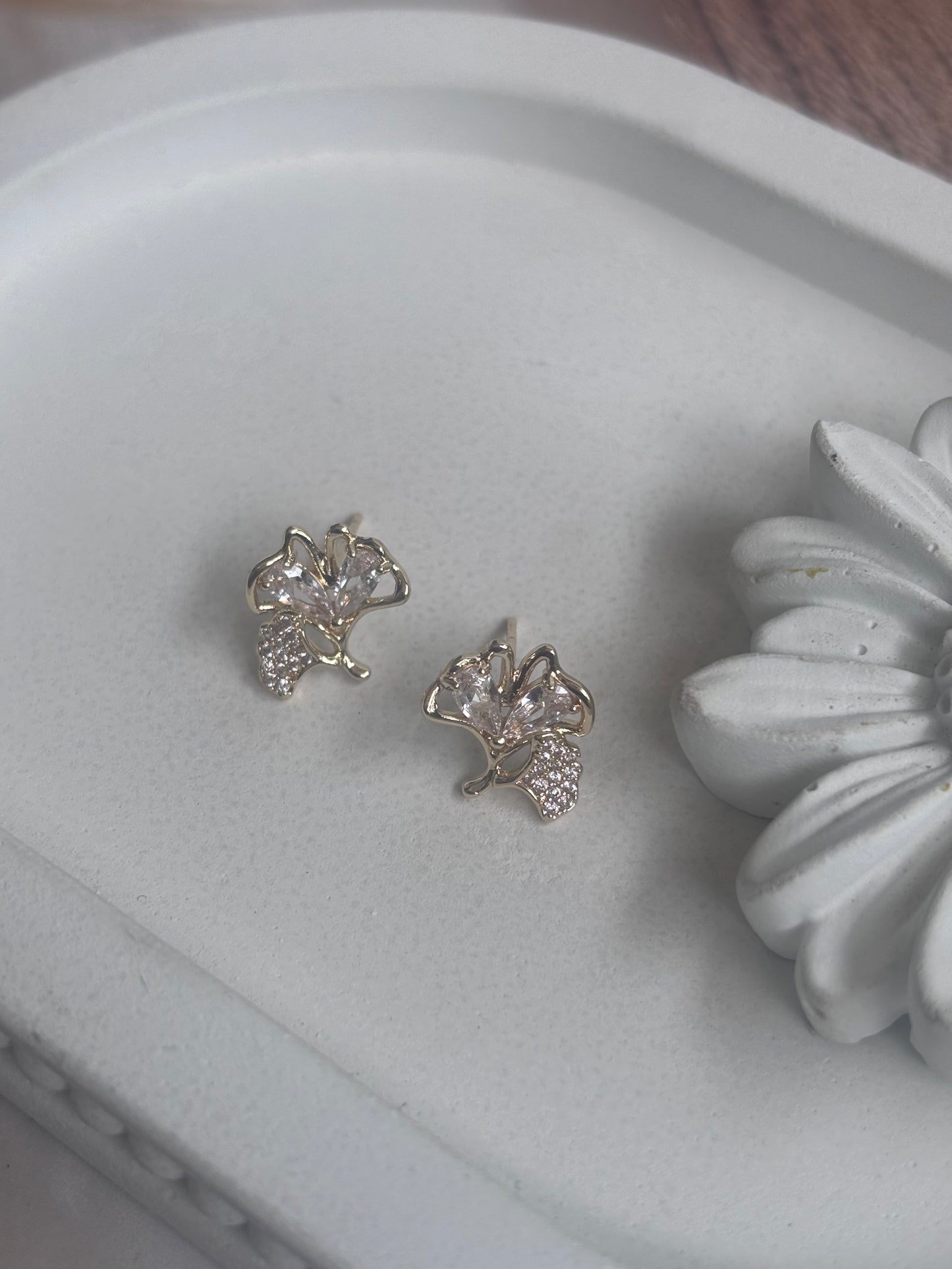 Mossy leaf studs