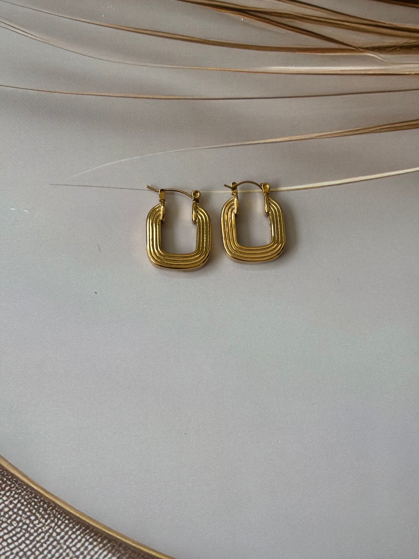 Concentric curvy square hoops earrings
