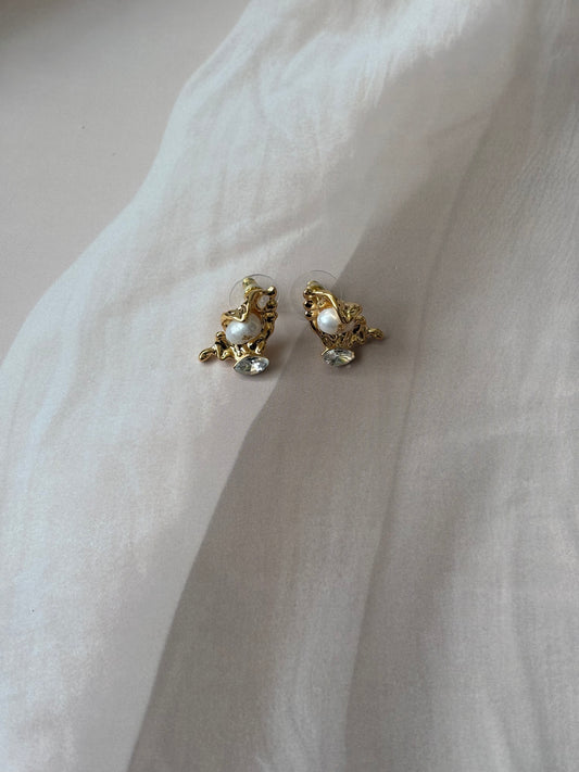 Oval pearl long shell stud earrings