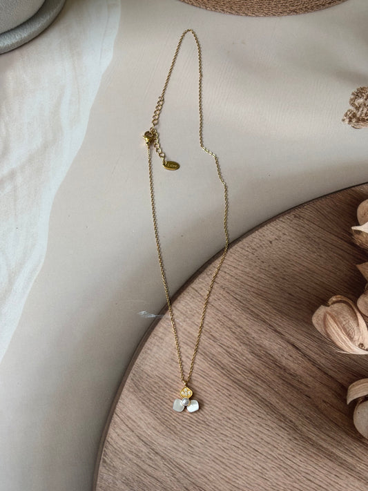 Tri petal flower pendant necklace