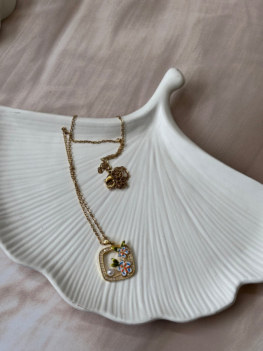 Orange flowery metallic pendant necklace