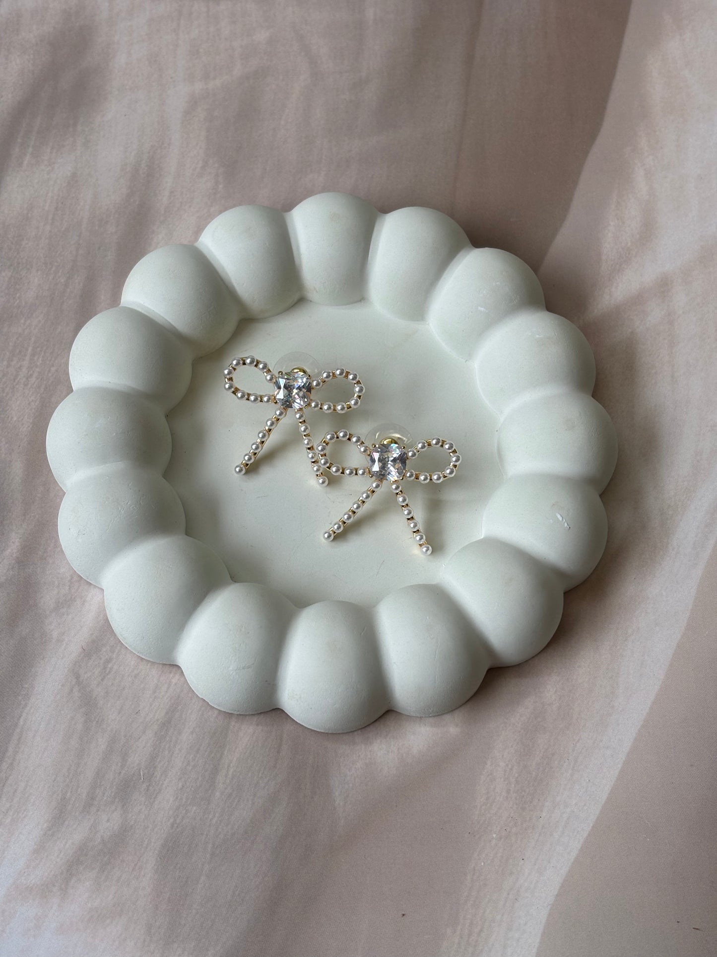 Big Pearly bow studs
