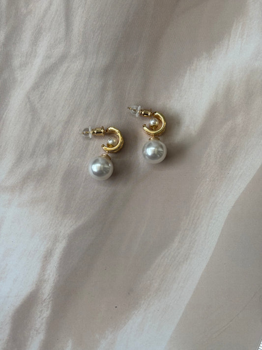 Hanging round pearl dangler earrings