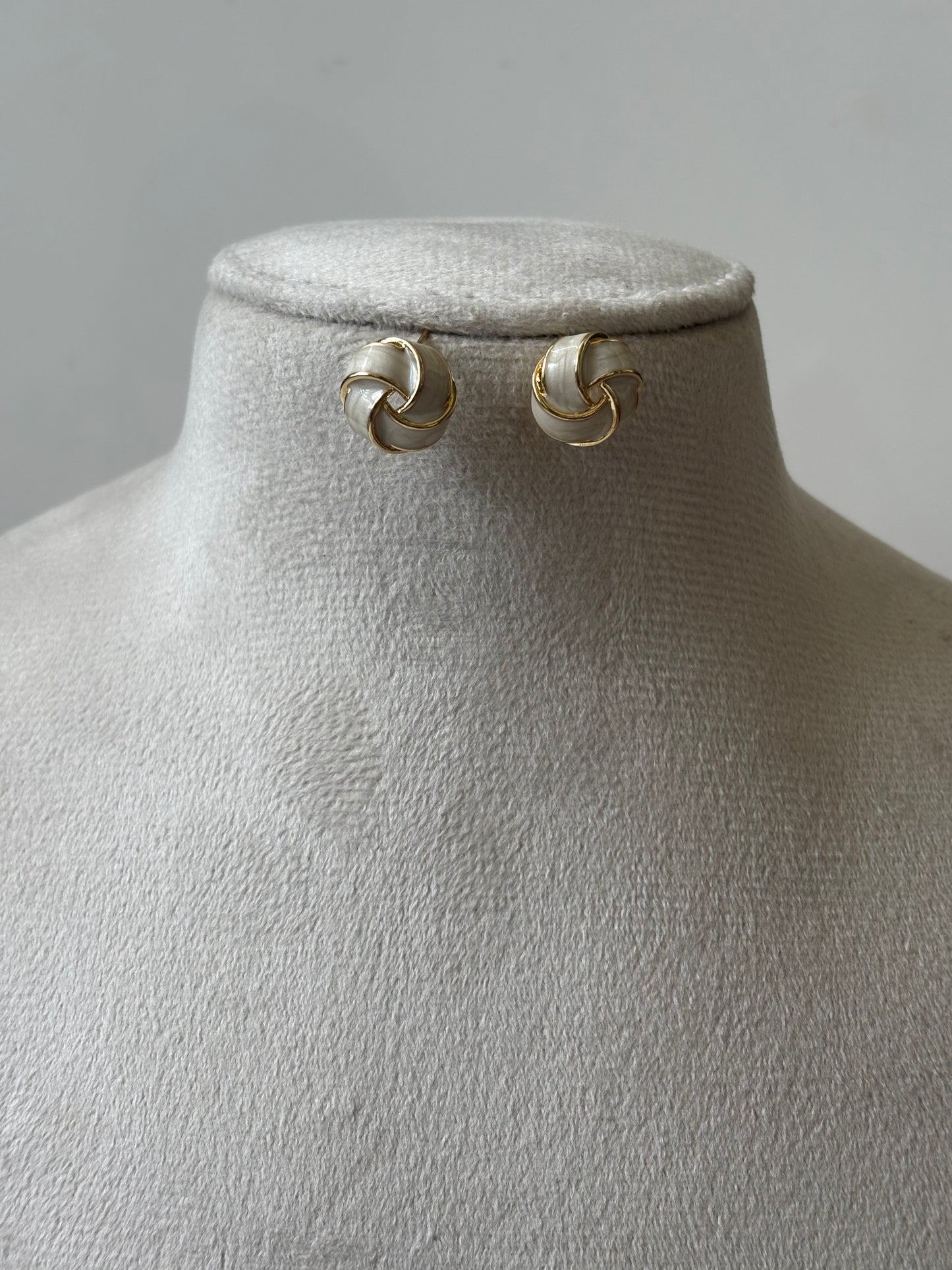 White wowen basket studs