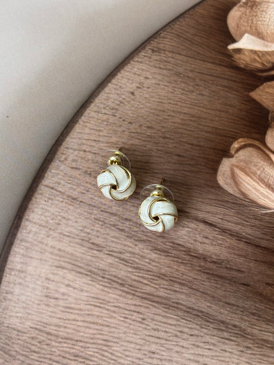 White wowen basket studs