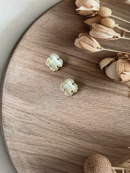 Biege Ad stone studs